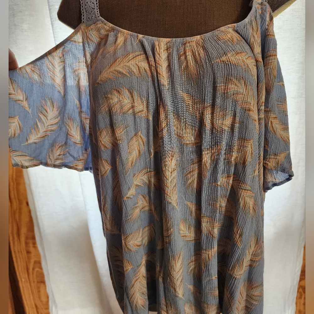 Torrid Cold Shoulder Top - Size 3 - Feather Pattern